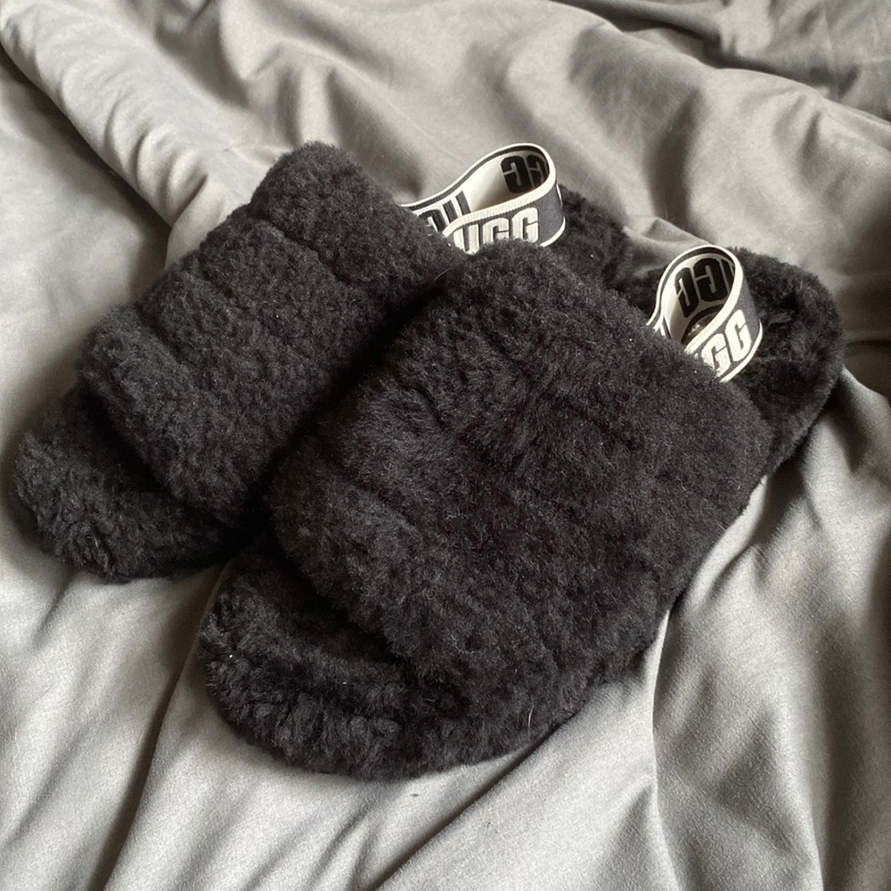 Gently worn UGG fluff yeah slippers, minimal wear, great condition, super comfy